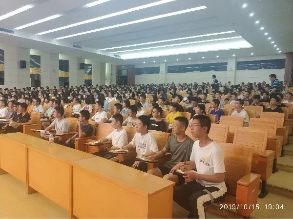讲座由赖兆平副校长主讲.