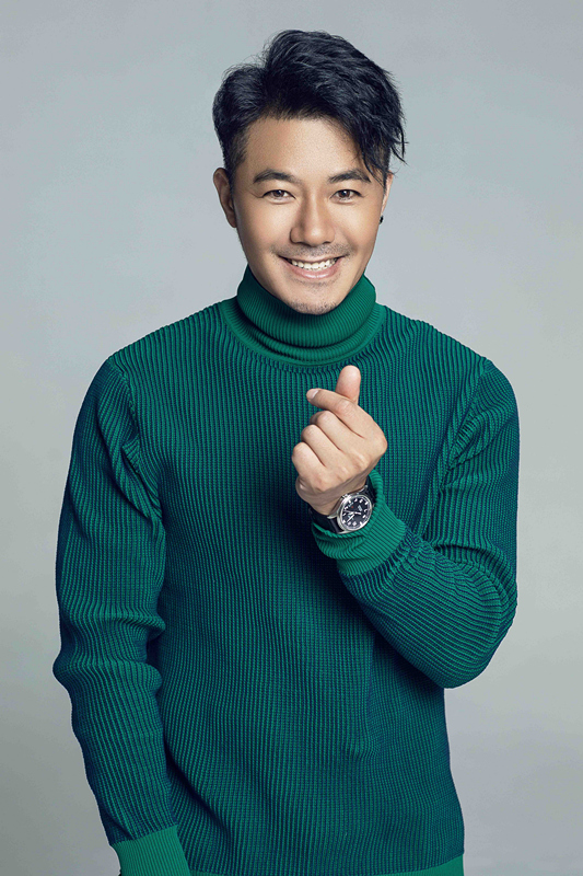 安琥曝光一组深秋写真 墨绿毛衣变身暖男大叔