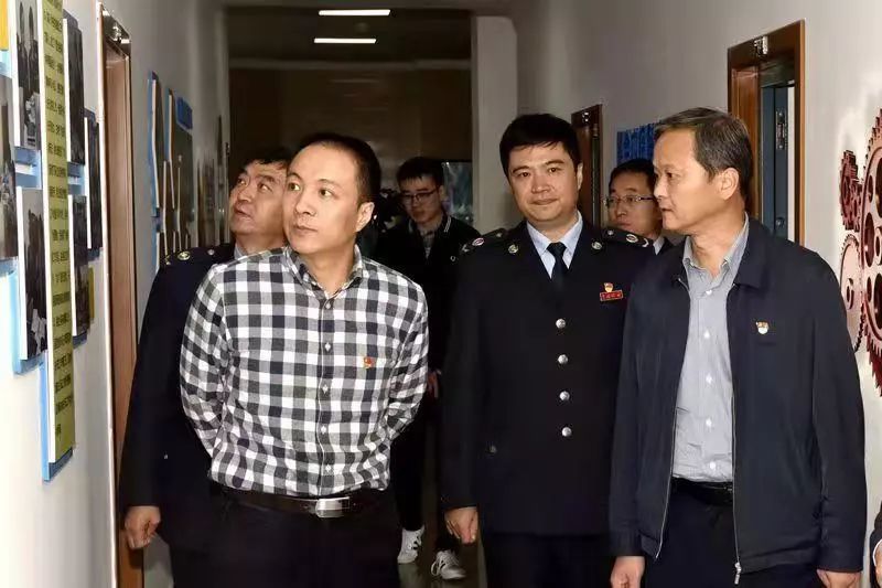 云南省税务局党委委员,副局长段雨澜,市税务局党委书记,局长沈琪陪同