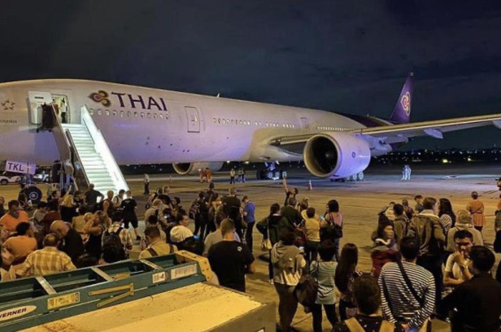 泰国一架波音777客机在起飞时发动机破裂