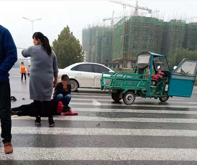 濮阳101省道发生一场车祸,一妇女躺在斑马线上!