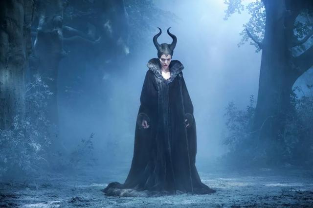 与之相对的,黑化后的 maleficent 服装基本上都很暗黑.