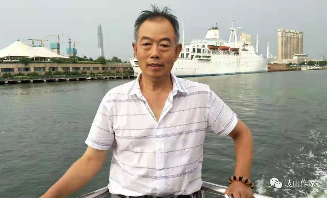 陈虎林小时候,有一种梨瓜叫白线瓜,绿色的瓜身上均