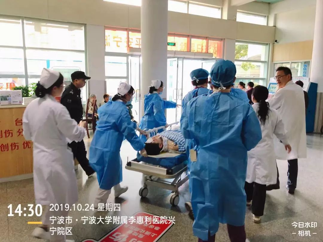 各创伤救治小组成员在接到患者后,立即评估病情,根据伤员危重程度