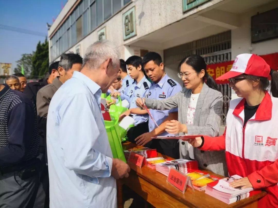 近日,兰江街道四明社区党总支联合兰江派出所党支部党员