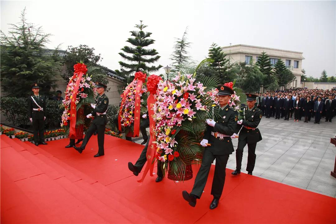 随后,在庄严肃穆的音乐中,8名礼兵进献花篮.