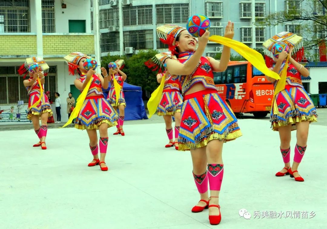 大龙潭民族艺术团现场表演 舞蹈《山歌绣球壮乡情》