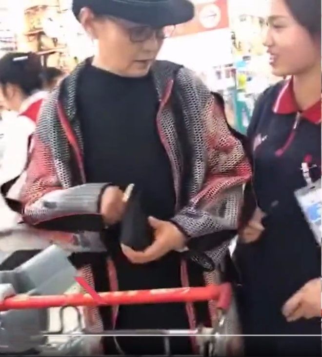 65岁潘虹逛超市被要签名，皱纹真实优雅，打扮的很普通！