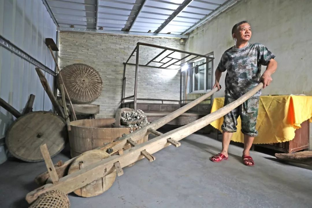 "农耕博物馆"里的农耕用具都是梁一元自己收集的. 记者 李忠 摄