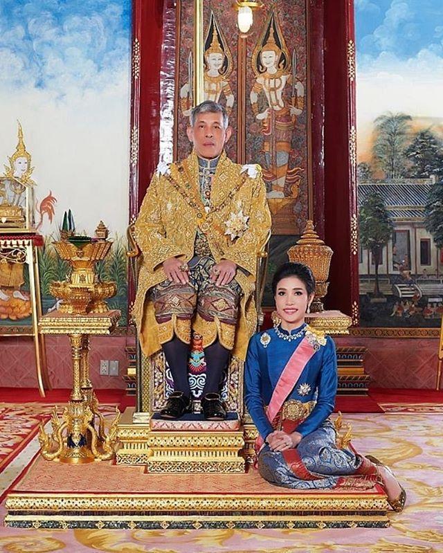 泰国公主一身金黄套装太霸气！身材壮实输王后，才华稳赢这才厉害