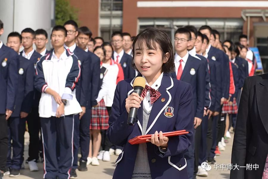 班汉祥老师和李可为老师 分别穿着现在和过去的学生校服 展现了不同