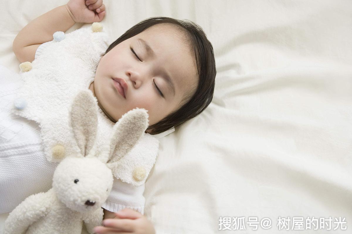 孩子为什么喜欢摸着妈妈的耳朵睡觉的原因（孩子爱摸大人耳朵睡觉？如何纠正才最有效？） | 说明书网