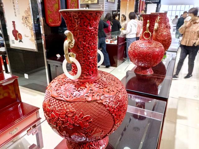 参观南京工艺美术大厦举办的北京雕漆工艺精品展