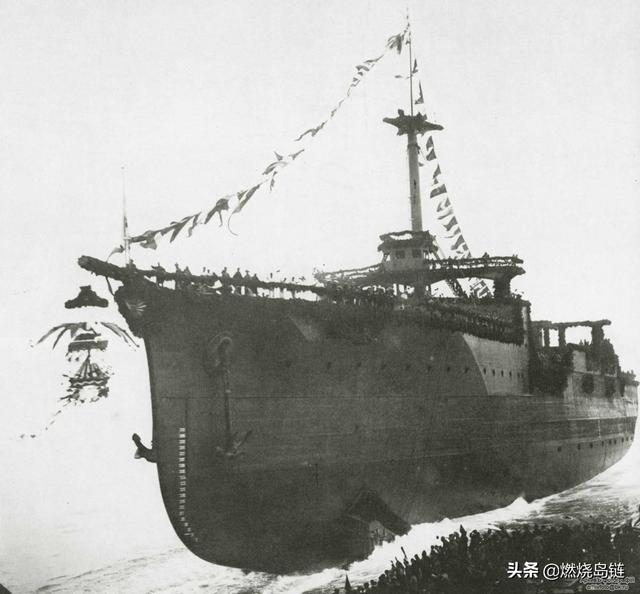 被日本人捧为"世界最初的战列巡洋舰"的"筑波"级装甲巡洋舰