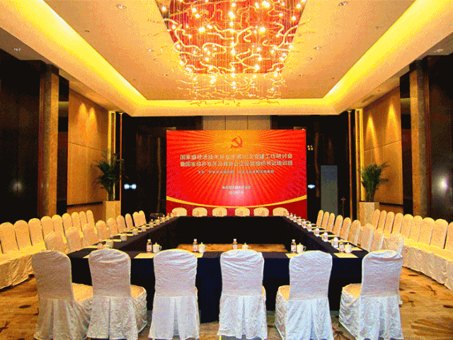 可分为1个600平方米 和1个400平方米分会场 从落地窗向外探去 尽揽银