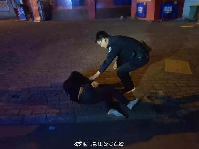 含山一男子醉酒躺路边酣睡!