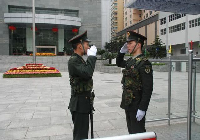 人有三急,军人站岗时忽然想上厕所怎么办?哨兵太不容易了_换岗