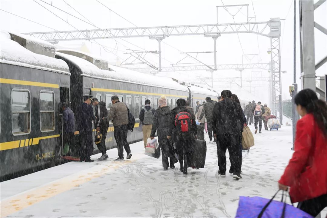 确保万吨煤炭列车安全畅通及时清除线路积雪珠斯花站提前部署降雪一直