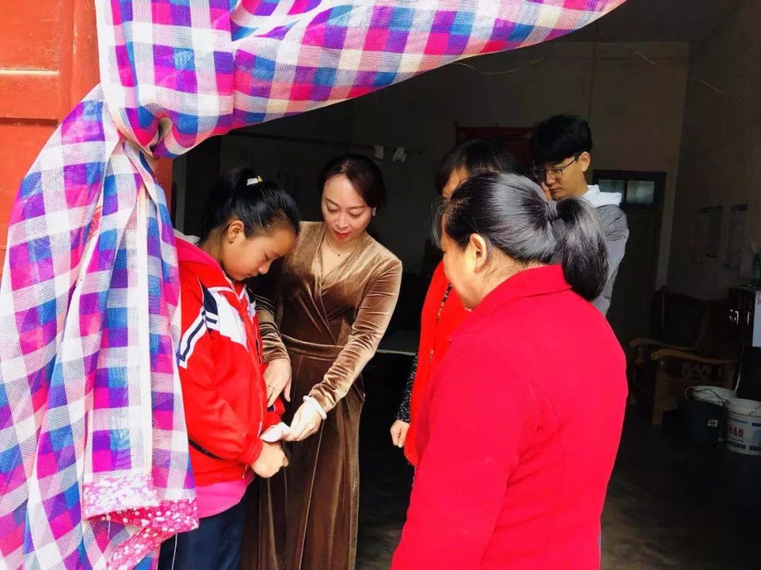 总经理葛欢谊和瑞红教育集团董事长薛瑞红分别为部分贫困户捐助了现金