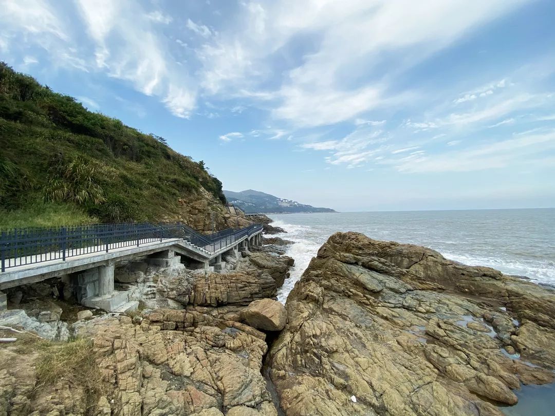 滨海栈道入口而大渔寮景区的滨海栈道也将在10月底完工,并争取在今年