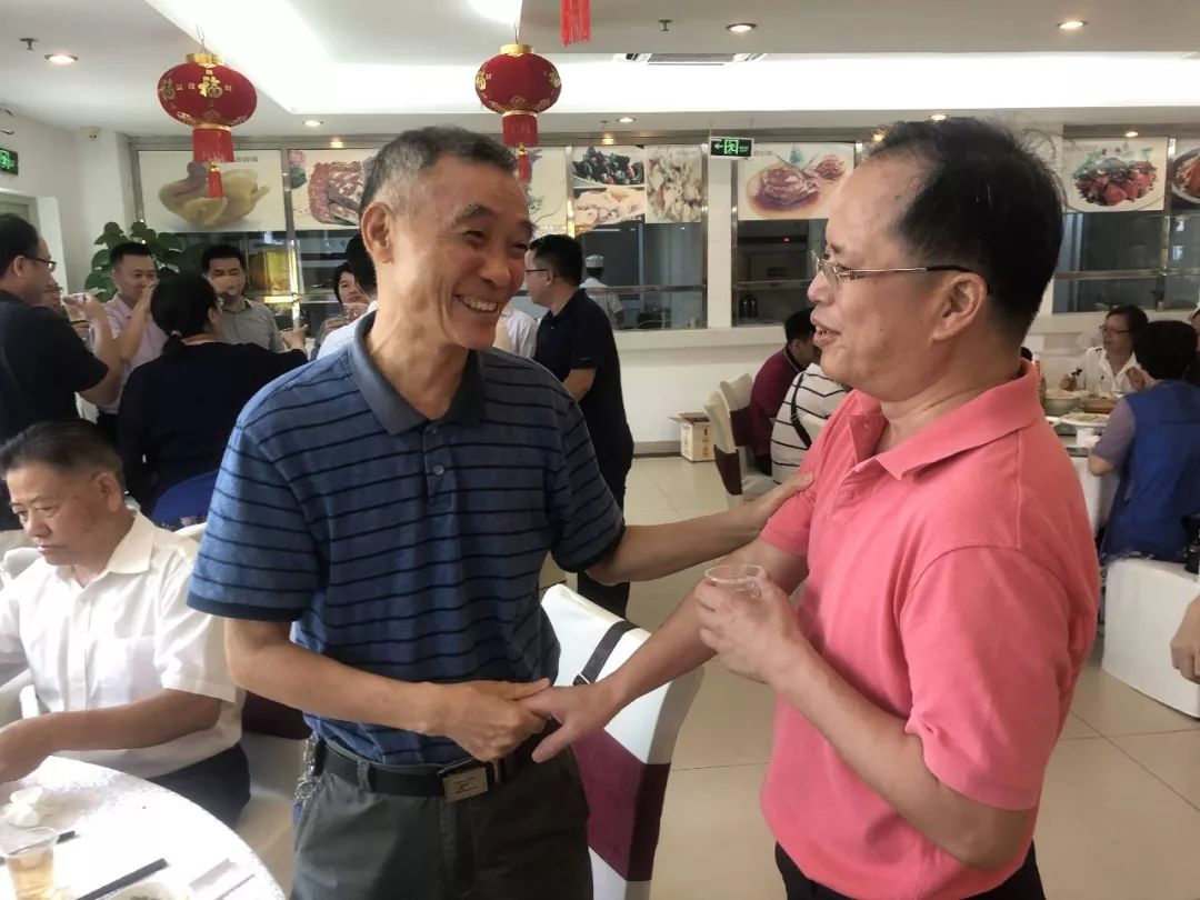 大会午宴期间,深圳校友会曾宇华会长,王国雄执行会长,副会长兼各联谊