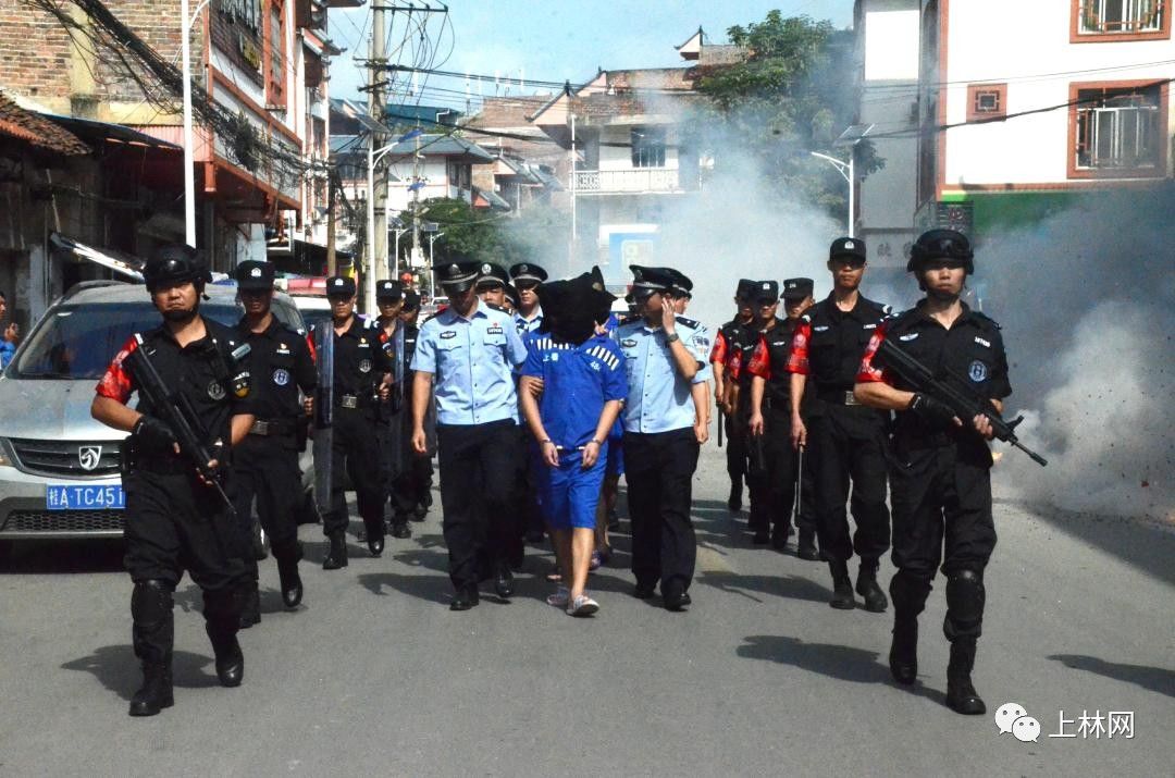 广西这个村一帮"大哥"被抓,游街指认时,群众放鞭炮庆祝