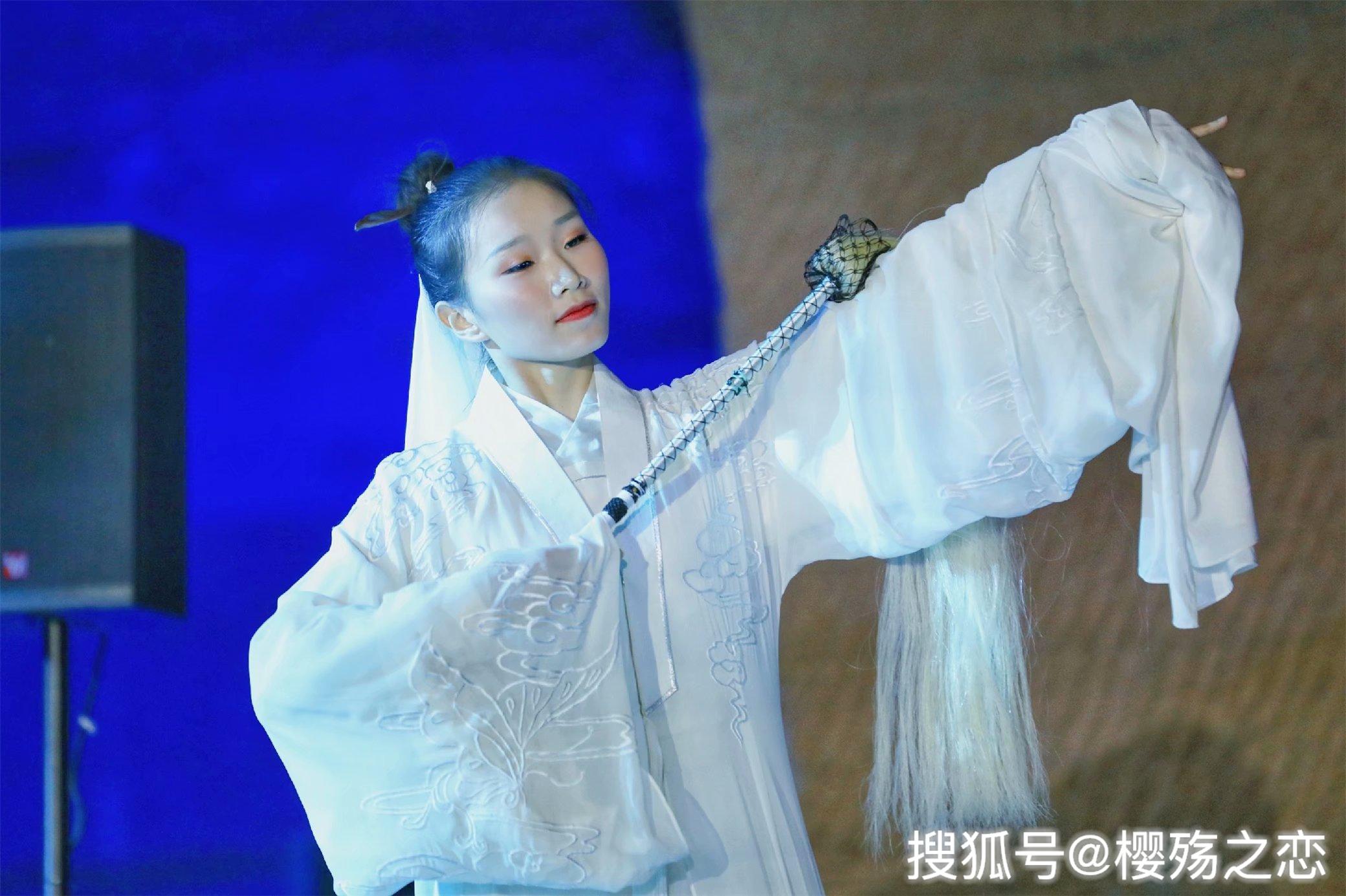 千年|活久见：你有在千年石窟里听过音乐会吗？