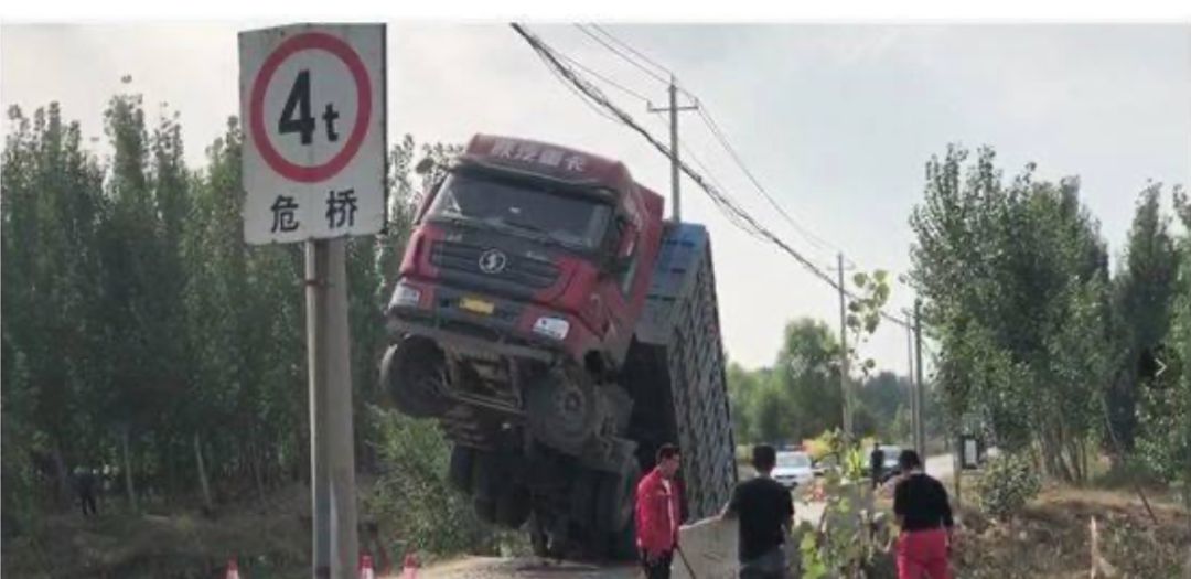 除了无锡高架桥,全国各地时有发生货车压垮桥的事件.