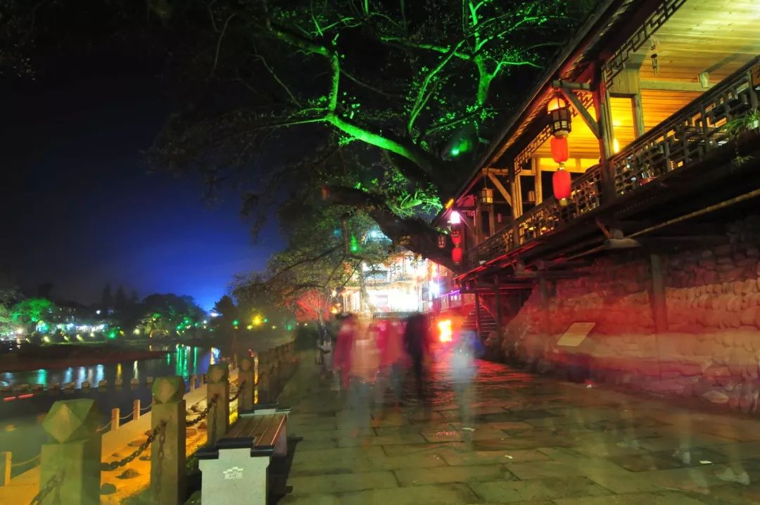 夜间的古镇,泛着薄薄雾气的河流,湿润的青石板道路,少了游人如织,古镇