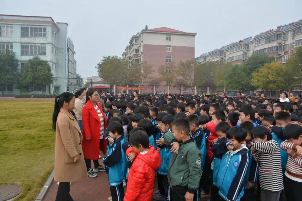巨鹿县育红实验学校开展消防演练 全校师生参与
