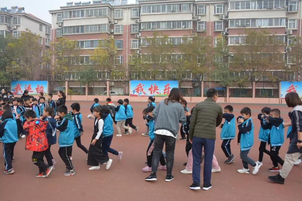巨鹿县育红实验学校开展消防演练 全校师生参与