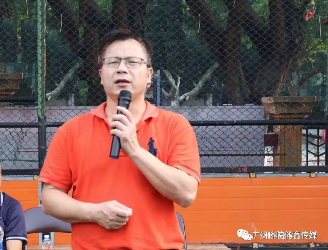 夏卫智体育传媒学院院长王晓东出席本次足球赛的领导及老师有开幕式