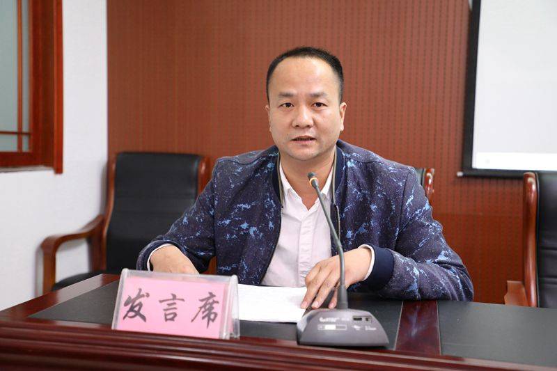 河南省张友琴名班主任工作室启动仪式暨潢川县首届班主任论坛举行