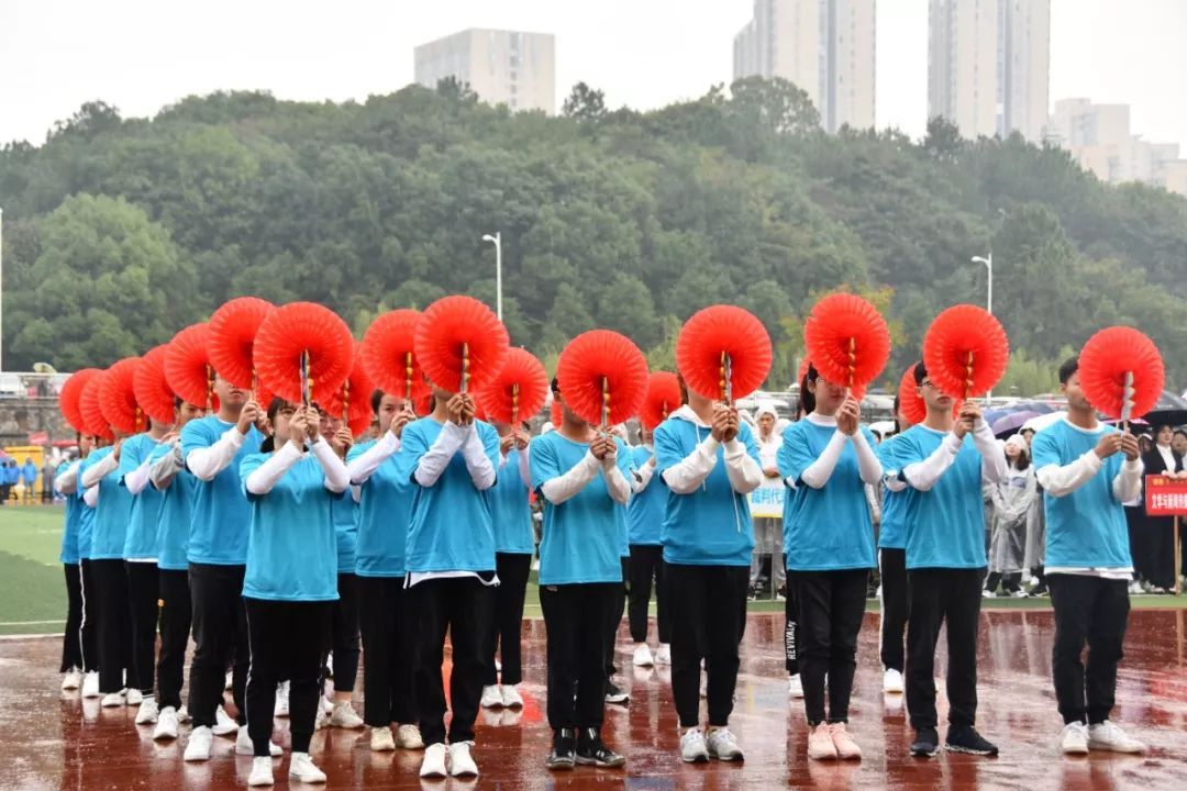 直击校运会开幕式 | 雨中运动会,哪家方阵最得你心?