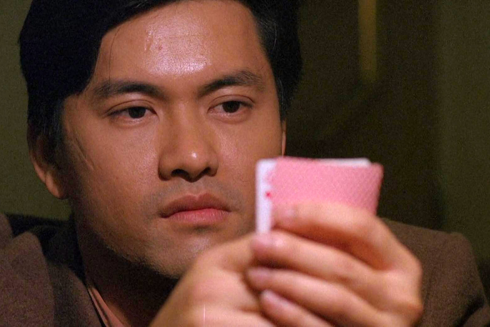 赌片吕良伟玩牌每一把都被看穿去一趟厕所竟能反败为胜