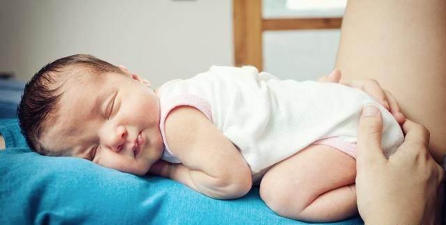 「麻麻爱宝宝」宝宝睡醒后，若有这几种反应，说明宝宝很聪明，妈妈要好好培养