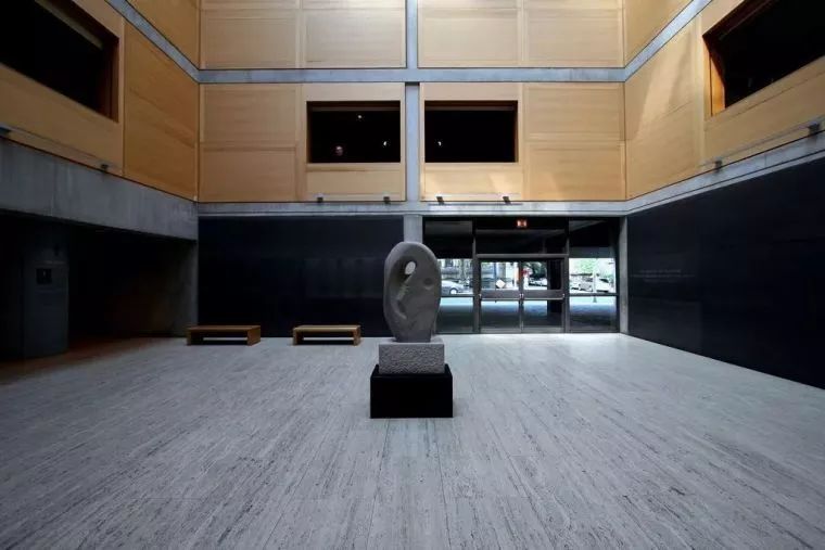 位于耶鲁大学美术馆对面,项目1974年完成时,康已经离世.