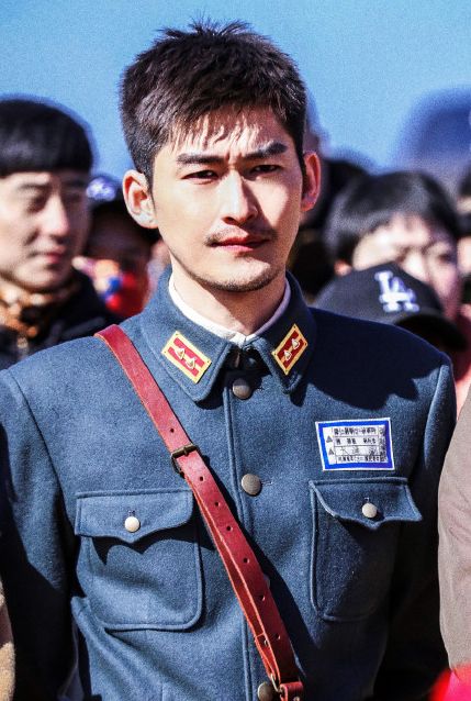 本以为张翰穿西服已经够帅了,直到看到他的军装照,简直帅到犯规!
