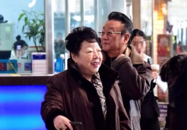 72岁蒋大为一家近照,与妻子携手45年,女儿长相漂亮_张佩君