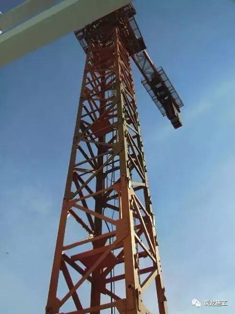 突发| 山东威海一工地塔吊吊臂脱落致2死2伤!
