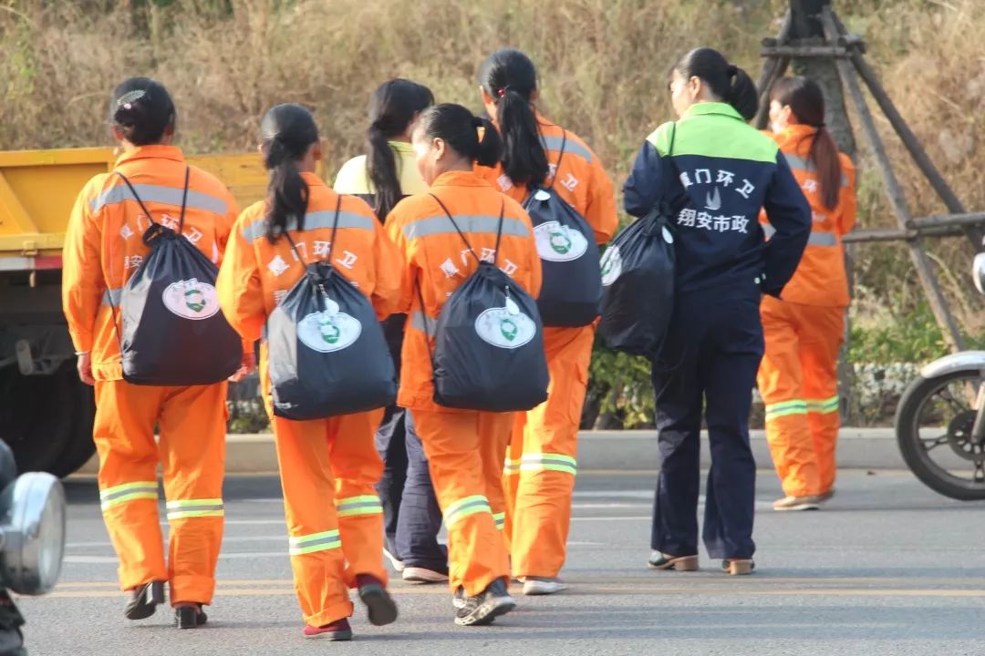 福建厦门珍爱环卫工人共建美丽厦门