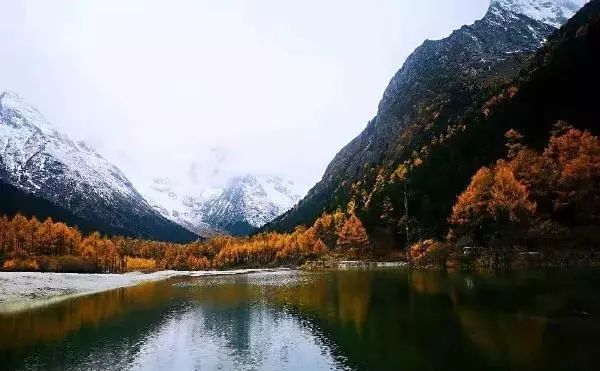 理县旅游资源丰富,有米亚罗红叶风景区和毕棚沟,孟屯河谷自然风光