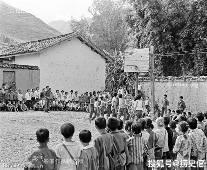 80年代初云南德宏农村小学篮球场