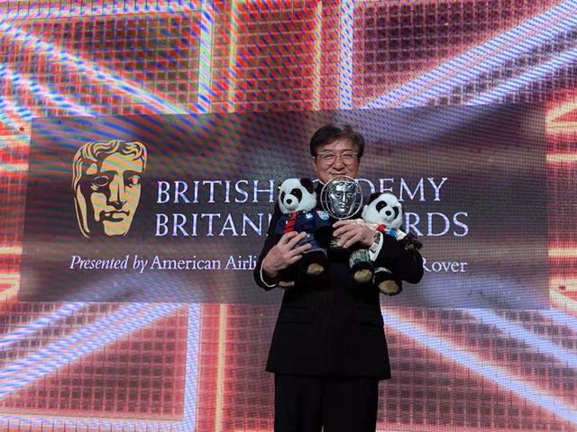 成龙获颁英国奥斯卡奖，带一对猫熊走红毯