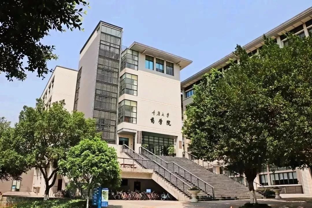 为重庆引进和培养高层次人才,他回渝参与创办重庆大学