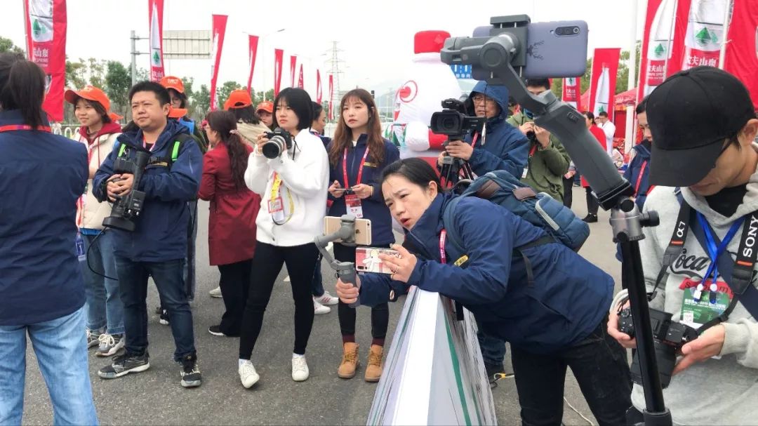 就分布在赛道上, 时刻关注襄马最新消息 襄阳广播电视台在诸葛亮广场