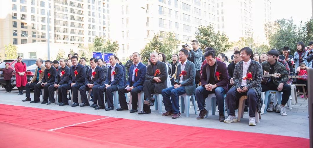 网红打卡地 引来一群的围观 合影拍照 主持人忻彤 这一天 寿光市委