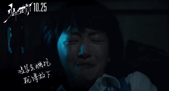 她躲在垃圾桶里绝望地闭眼,泪水长流——妈妈在外躲债讨生活,在她最