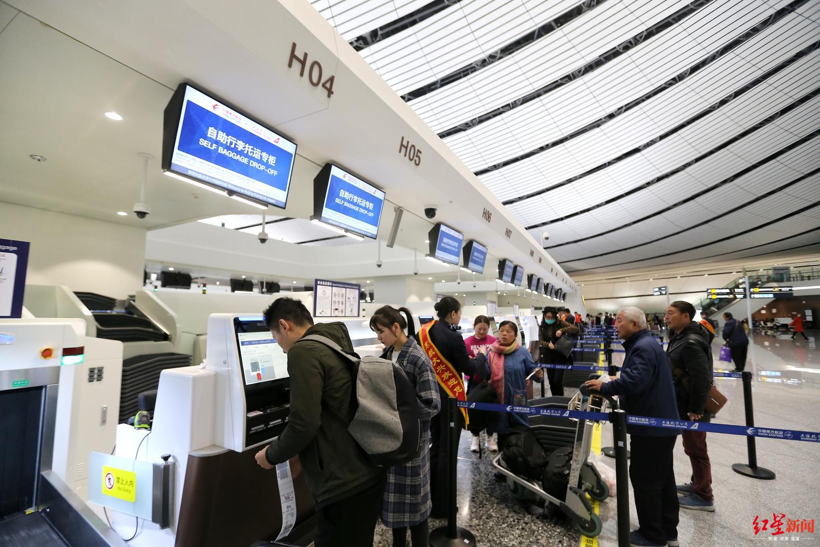 探访竣工的成都天府国际机场航站区 自助托运设备开始载行李测试