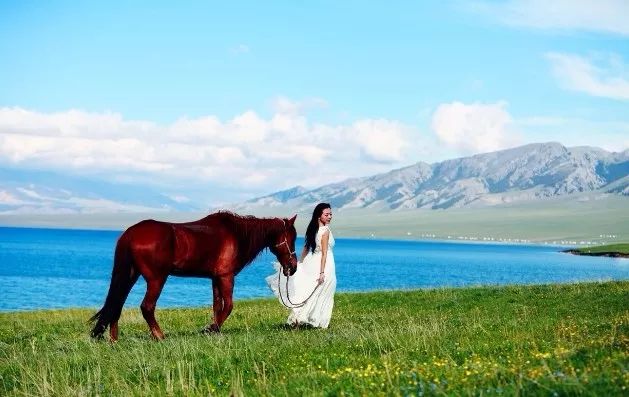 一首草原歌曲《姑娘动了我的心》唱出了对心爱